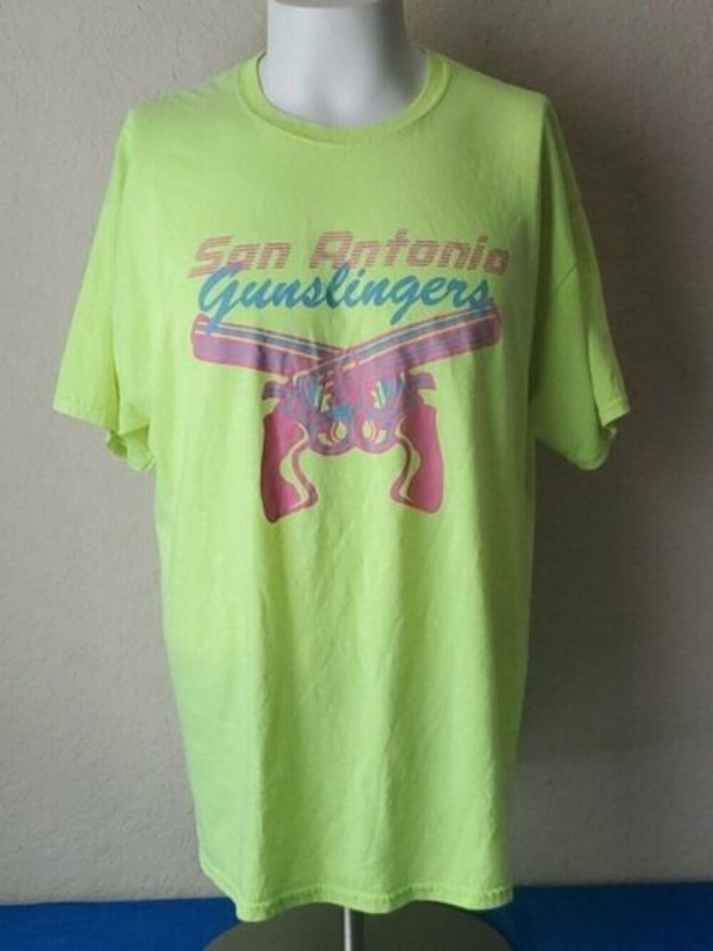 Vintage Style San Antonio Gunslingers Neon Graphic T-Shirt – Size XL